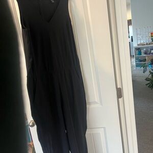 Athleta Black V-Neck Sleeveless jumper